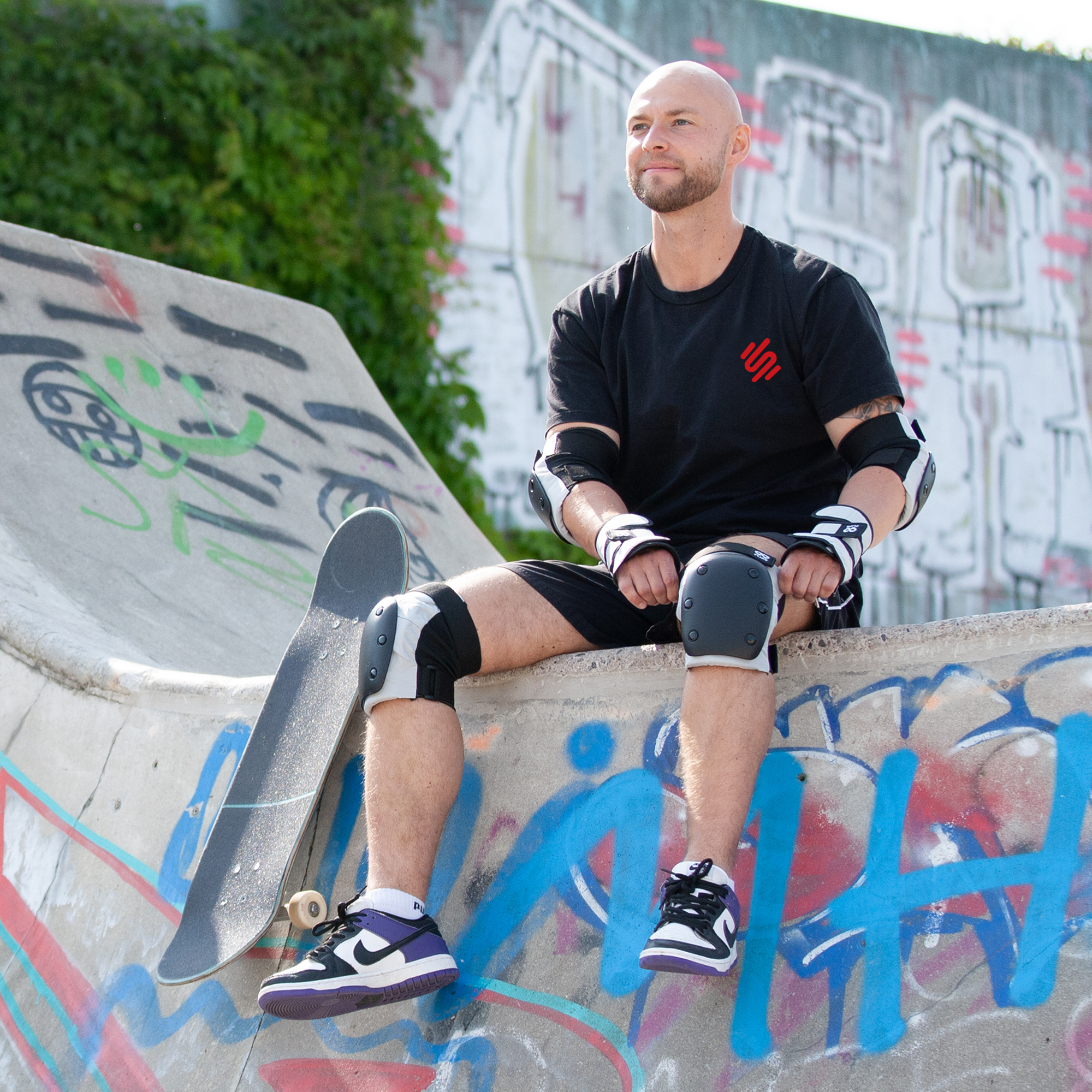 Skater mit coolem Shirt im Skatepark