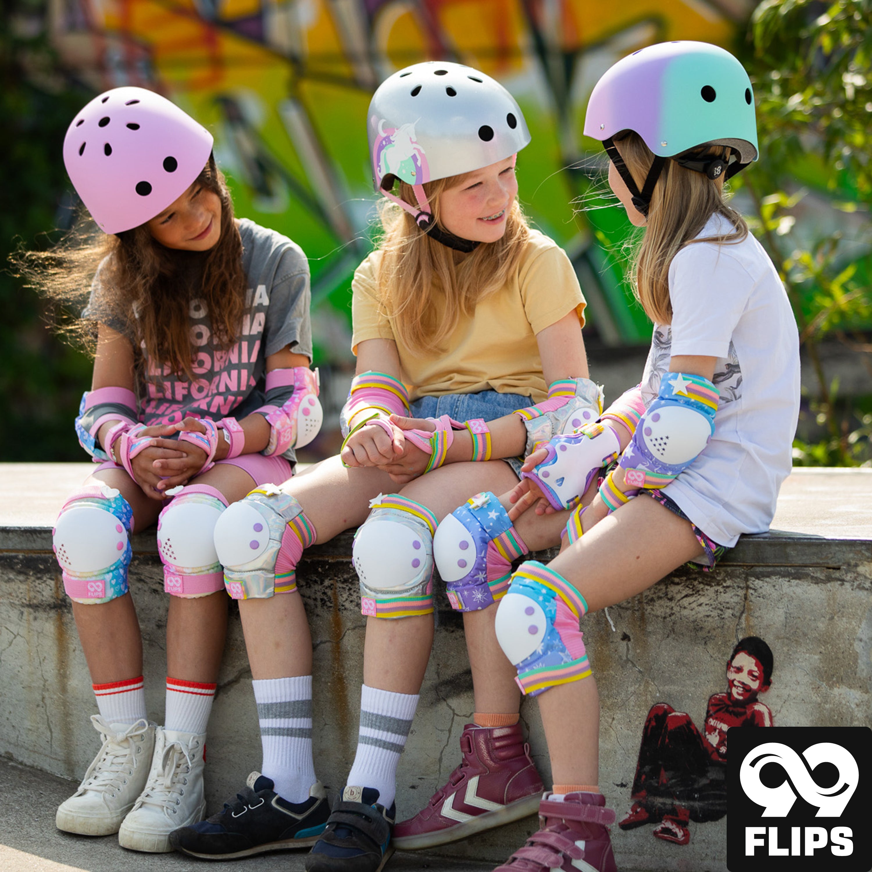 Kinder mit Skaterhelm im Skatepark