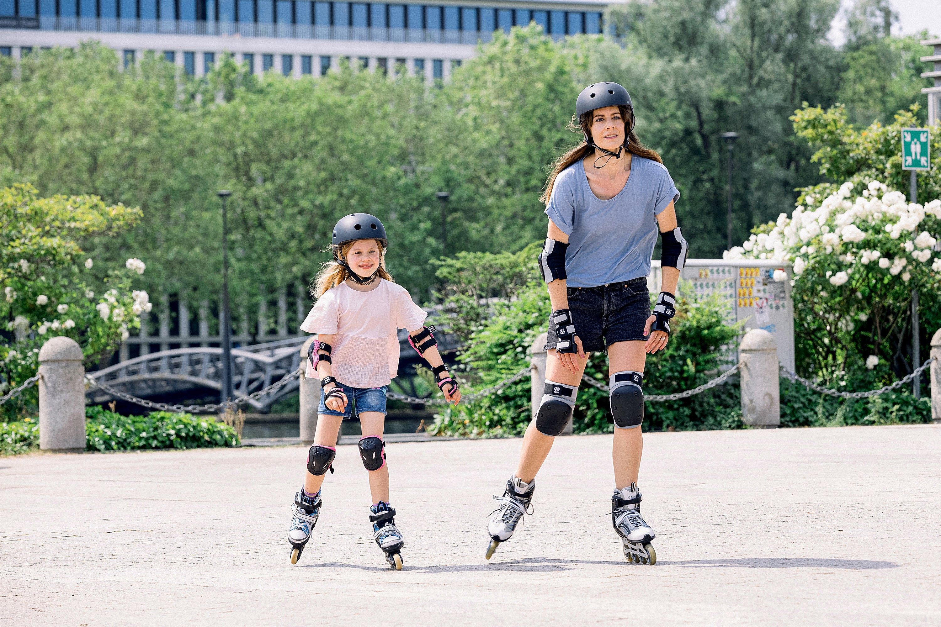 Mutter mit Kind in Skate Schutzausrüstung